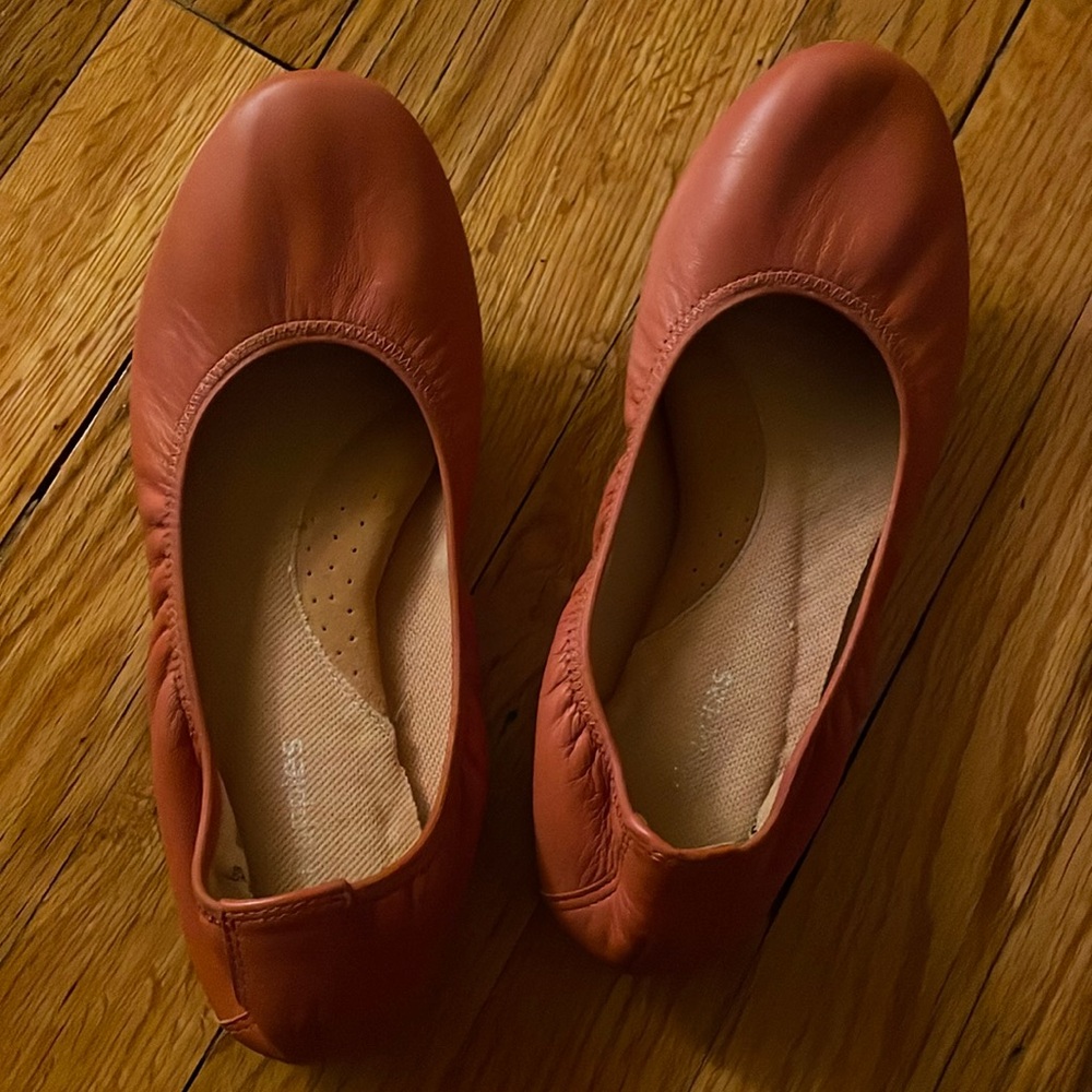 Hush puppies flats size 7 wide
